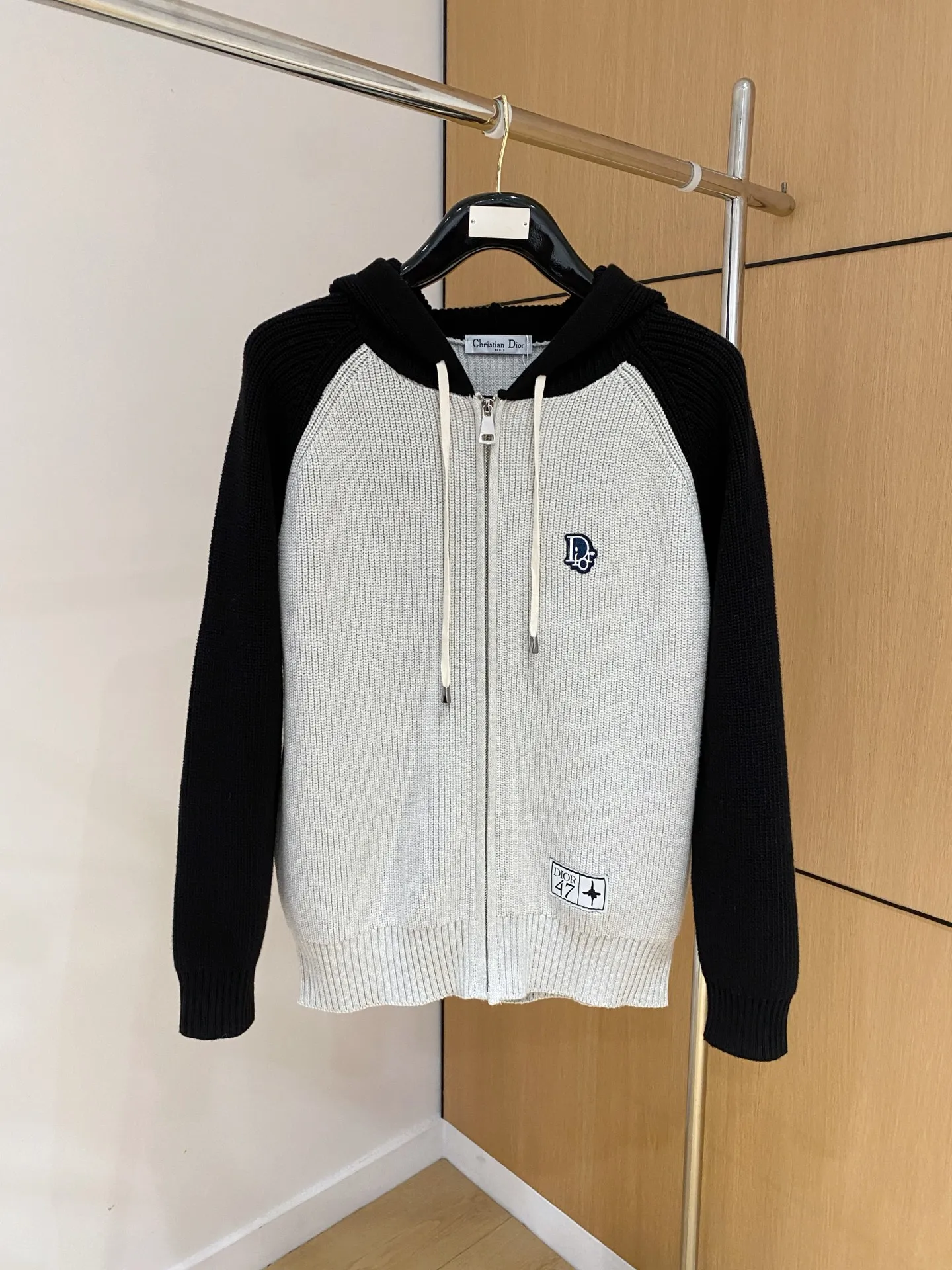 🅿️540 【DIOR】Autumn and winter classic cardigan sweater, in full condition! ! ! Wool blended fabric, the latest model in 2025, golden ratio! ! Slim-fitting soft gold, versatile and practical item, the combination and practicality are extremely powerful, simple and elegant, and classy! To create your own style, it is highly recommended to buy it in two colors. The standard slim fit tailoring process is suitable for both young and old men. It is knitted from wool and will not cause any discomfort! While keeping warm, it is stylish, textured and wearable, and the classic logo with contrasting colors on the chest feels in place! ! Recommended for regular customers! ! Size M-3XL (maximum wear: 190 pounds)